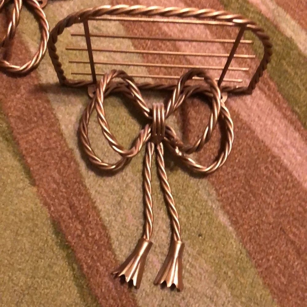 Vintage 1970’s boho Homco brass tone ribbon wall shelves - Picture 2 of 9